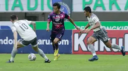 Pemain RANS Nusantara FC, Edo Febriansah (tengah) berusaha melewati pemain Persib Bandung, Rachmat Irianto dan Marc Klok pada laga pekan ke-25 BRI Liga 1 2022/2023 di Stadion Pakansari, Bogor, Minggu (19/2/20023). (Bola.com/M Iqbal Ichsan)