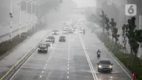Kendaraan melintas saat turun hujan di Jalan Jenderal Sudirman, Jakarta, Minggu (18/10/2020). Badan Meteorologi, Klimatologi, dan Geofisika (BMKG) menyatakan musim hujan berlangsung mulai Oktober dan diprediksi mencapai puncaknya pada Januari hingga Februari 2021. (Liputan6.com/Faizal Fanani)