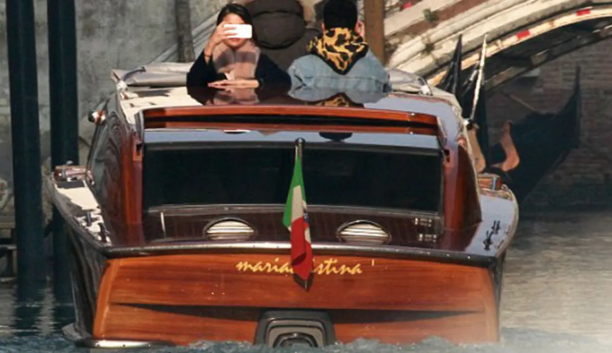 Tak hanya menyusuri jalan di sekitar kawasan tersebut, keduanya tampak menaiki salah satu kapal yang terdapat di sekitar sungai di Venesia. Selena pun tampak mengabadikan momen spesial tersebut. (doc.dailymail.com)