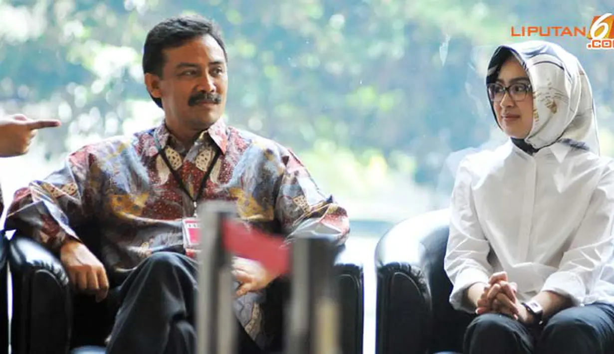 Sementara itu, Airin mendatangi KPK untuk menjenguk suaminya yang tertangkap untuk kasus dugaan suap sengketa Pilkada Lebak, Banten (Liputan6.com/ Abdul Aziz Prastowo)