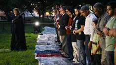 FOTO: Salat di Depan Gedung Putih