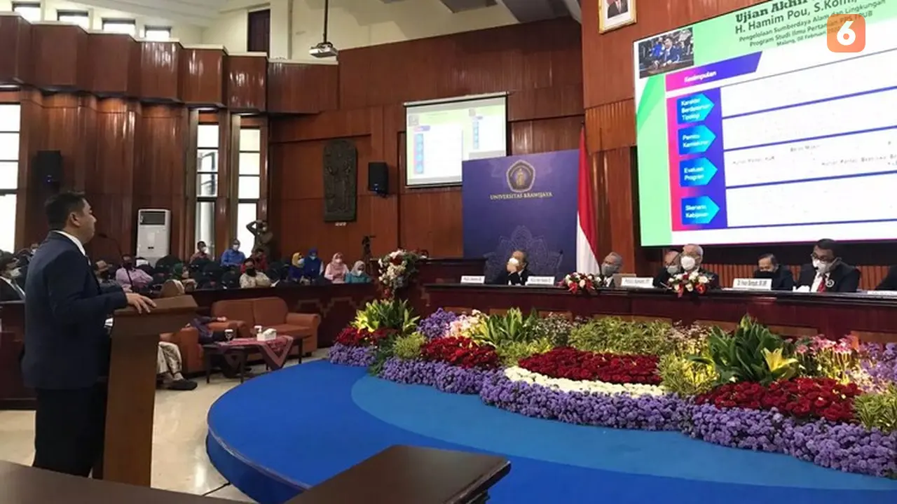 Bupati Bonebol Hamim Pou saat berhadapan dengan para penguji di Universitas Brawijaya Malang (Arfandi/Liputan6.com)