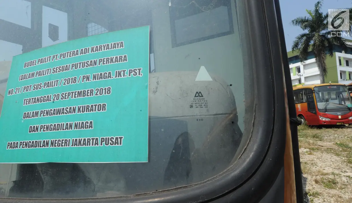 Bus Transjakarta yang sudah tidak digunakan lagi diparkir di lahan kosong di Dramaga, Kabupaten Bogor, Jawa Barat, Minggu (28/7/2019). Kurang lebih 300 bus Transjakarta dengan kondisi tak terawat diparkir di lahan kosong sejak 2018. (merdeka.com/Arie Basuki)