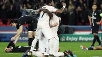 Selebrasi kemenangan pemain Man United pada leg kedua, babak 16 besar Liga Champions yang berlangsung di Stadion Parc des Princes, Paris, Kamis (7/3). Man United menang 3-1 atas PSG. (AFP/ Van Der Hasselt)