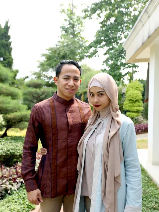 Poppy Bunga yang didampingi suami Riphat mengatakan rumah yang akan dijadikan tempat tinggal harus luas dan punya taman untuk bersantai terletak di kota atau di pinggir kota yang aksesnya lancar ke mana-mana. (Andy Masela/Bintang.com)