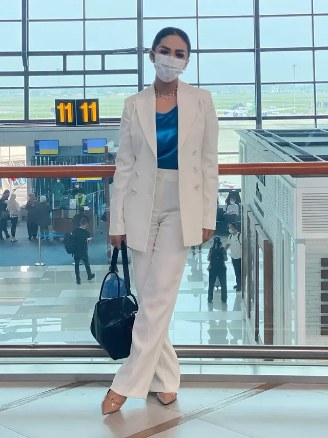 6 Gaya Fashion Airport Krisdayanti, Selalu Tampil Modis
