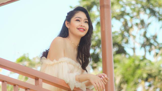 bahagia santai mandiri cantik