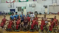 Timnas Basket Kursi Roda Indonesia takluk 9-60 dari timnas Thailand pada laga uji coba di lapangan basket British School Jakarta (BSJ), Bintaro, Jakarta, pada Senin (25/6/2018). (Bola.com/Budi Prasetyo Harsono)