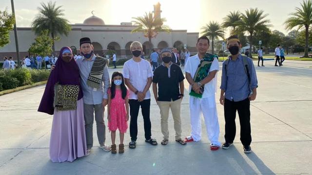 Mursidin (paling kanan) berfoto bersama teman-teman WNI seusai Shalat Idul Adha di Masjid Omar, New Orleans. (Dok Pribadi)