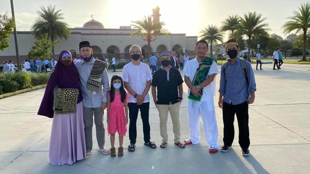 Mursidin (paling kanan) berfoto bersama teman-teman WNI seusai Shalat Idul Adha di Masjid Omar, New Orleans. (Dok Pribadi)