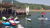 Gubernur Jawa Barat, Ridwan Kamil, membuka sekaligus menyaksikan acara ekshibisi paddleboard (dayung berdiri) dan kayak pada ajang The 1st Jatiluhur Stand up Paddle & Kayak Exhibition 2019 (Bola.com/Zulfirdaus Harahap)