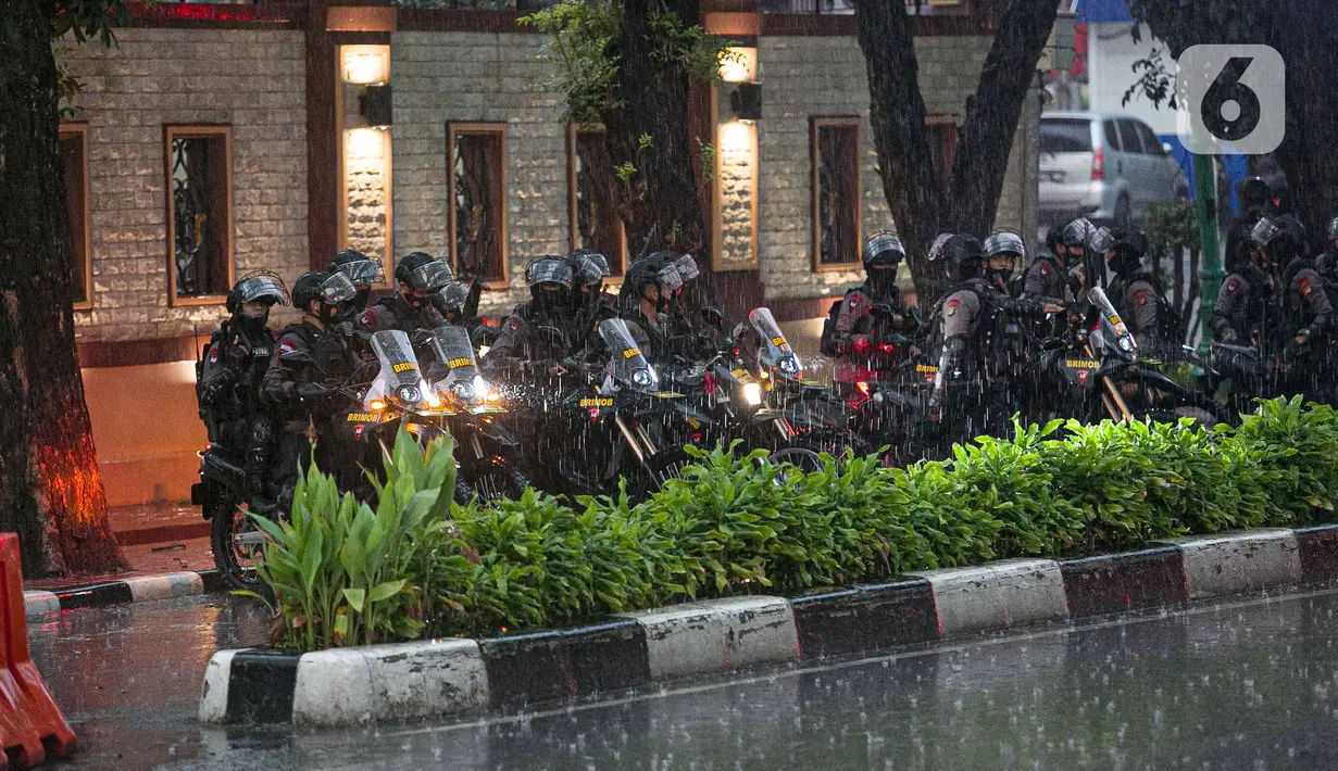 Polisi bersepeda motor dikerahkan di sekitar kawasan Mabes Polri Jakarta, Rabu (31/3/2021). Seorang terduga teroris diduga berupaya melakukan penyerangan ke area Mabes Polri hingga aksi baku tembak dengan polisi pun sempat terjadi. (Liputan6.com/Faizal Fanani)