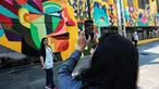 Warga foto di dekat karya seni Mural di Taman Ismail Marzuki (TIM), Cikini, Jakarta, Selasa (11/9). Mural tersebut dibuat oleh seniman asal Kolombia Diana Ordonez. (Liputan6.com/Faizal Fanani)