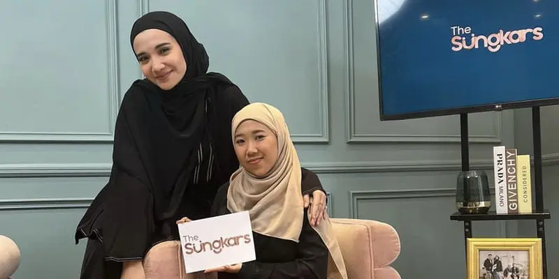 Gaya Modest Wear Monokrom dari Zaskia Sungkar