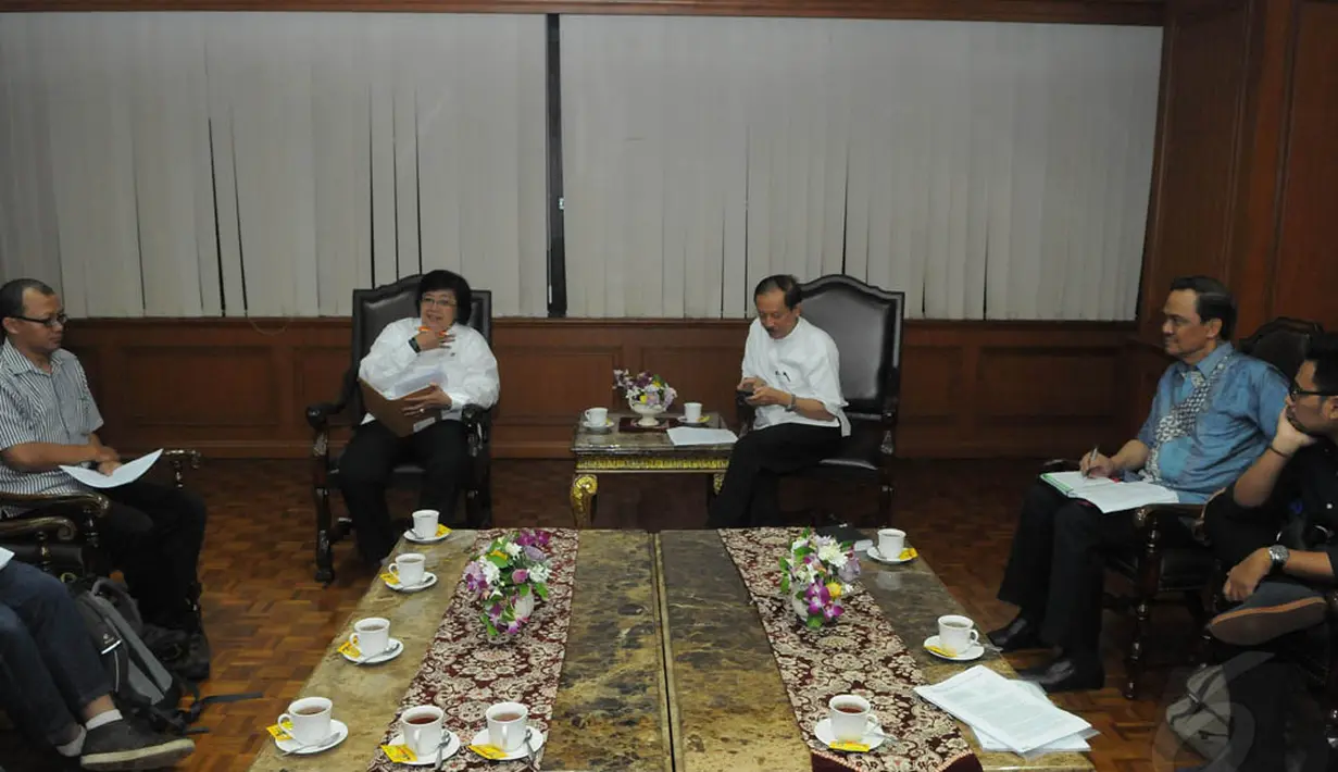 Suasana pertemuan ICW dengan Menteri Lingkungan Hidup dan Kehutanan, Siti Nurbaya, Jakarta, Jumat (5/12/2014). (Liputan6.com/Herman Zakharia)