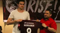 PSM resmi Eero Markkanen (Finlandia) pada sesi konferensi pers di Hotel Aryaduta, Makassar, Senin (14/1/2019). (Bola.com/Abdi Satria)