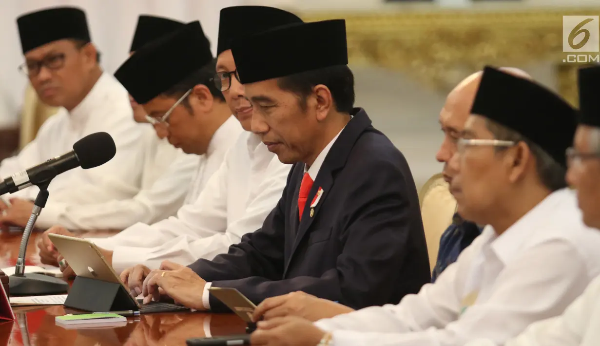 Presiden Jokowi saat menerima para Qori dan Qoriah tingkat internasional dan nasional serta tokoh ulama di Istana Merdeka, Jakarta, Senin (12/6). (Liputan6.com/Angga Yuniar)