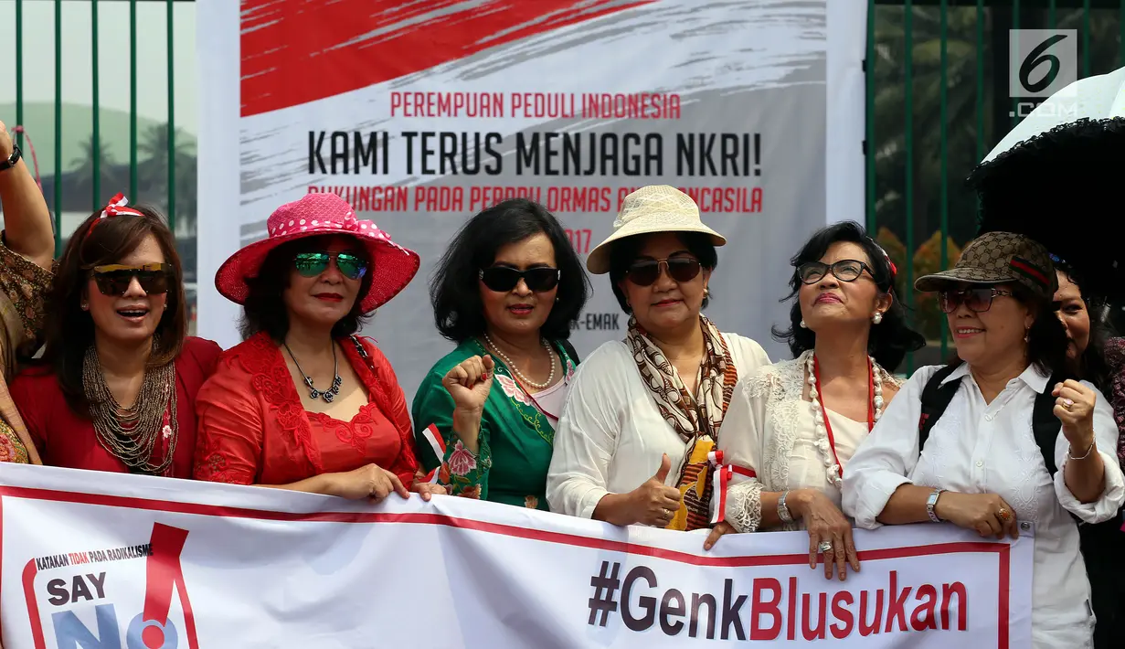 Sejumlah ibu dari Perempuan Peduli Indonesia membentangkan spanduk dalam aksi mendukung pengesahan Perppu Ormas di depan Gedung DPR, Jakarta, Kamis (27/7). Mereka mendesak pemerintah untuk merealisasikan Perppu No 2 Tahun 2017. (Liputan6.com/Johan Tallo)