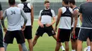 Mantan Kapten Liverpool dan Timnas Inggris, Steven Gerrard, mengikuti sesi latihan perdana LA Galaxy di Carson, California, AS. Rabu (8/7/2015) pagi WIB. (AFP PHOTO/Frederic J. Brown)