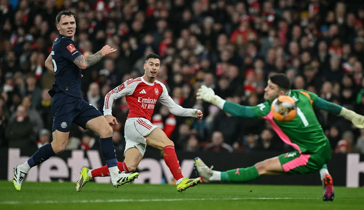 The Gunners tampil dominan sejak dimulainya babak pertama. Mereka bahkan berhasil unggul 4-0 sebelum turun minum. (AFP/Glyn Kirk)