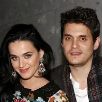 Namun belakangan muncul nama John Mayer yang dikaitkan dengan sosok Katy. Hal ini terjadi lantaran Katy menyebutnya ketika tampil dalam acara The Late Show yang dipandu oleh James Corden. (AFP/Bintang.com)