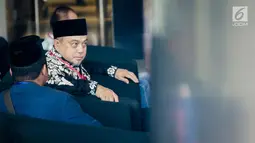 Anggota DPR dari Fraksi PKS, Tamsil Linrung berada di ruang tunggu sebelum menjalani pemeriksaan oleh penyidik KPK, Jakarta, Jumat (12/1). Tamsil memenuhi panggilan sebagai saksi kasus korupsi proyek pengadaan e-KTP. (Liputan6.com/Faizal Fanani)