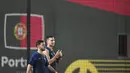 Gelandang Portugal, Bernardo Silva (Kiri) dan bek Diogo Dalot menghadiri sesi latihan di tempat latihan Al Shahaniya SC, barat laut Doha pada 5 Desember 2022. Portugal lolos ke babak 16 besar Piala Dunia 2022 sebagai juara Grup H meski di laga terakhir kalah dari Korea Selatan. (AFP/Patricia De Melo Moreira)