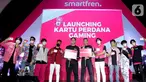 Country Marketing Manager Infinix Indonesia, VP Strategic Partnership & Device Initiatives Smartfren Fredy Lo dan Grup musik UN1TY foto bersama dalam peluncuran kartu perdana gaming untuk mendukung perkembangan esports di Indonesia di Jakarta, Kamis (2/5/2022). (Liputan6.com/HO/Agus)