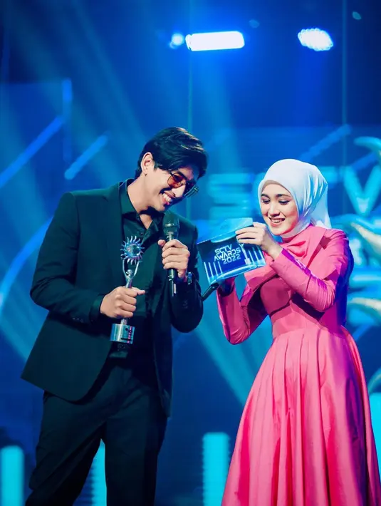 Dalam malam puncak SCTV Awards 2022, Cut Syifa dan Harris Vriza sempat membacakan pemenang salah satu nominasi. Keduanya tampak serasi saat berada di atas panggung. Dua artis muda ini memang sedang dipasangkan dalam sinetron terbaru SCTV yakni Tajwid Cinta. (Liputan6.com/IG/@harrisvriza)