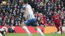 Bek Liverpool, Trent Alexander-Arnold mengumpan bola saat bertanding melawan Brighton and Hove Albion pada pertandingan lanjutan Liga Inggris di Stadion Anfield (30/11/2019). Liverpool menang tipis atas Brighton 2-1. (AP Photo/Jon Super)