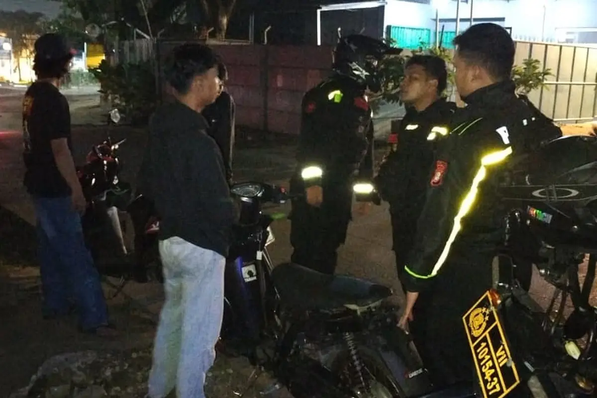 Anggota Tim 3P Polres Metro Depok saat melakukan patroli malam di wilayah Depok.