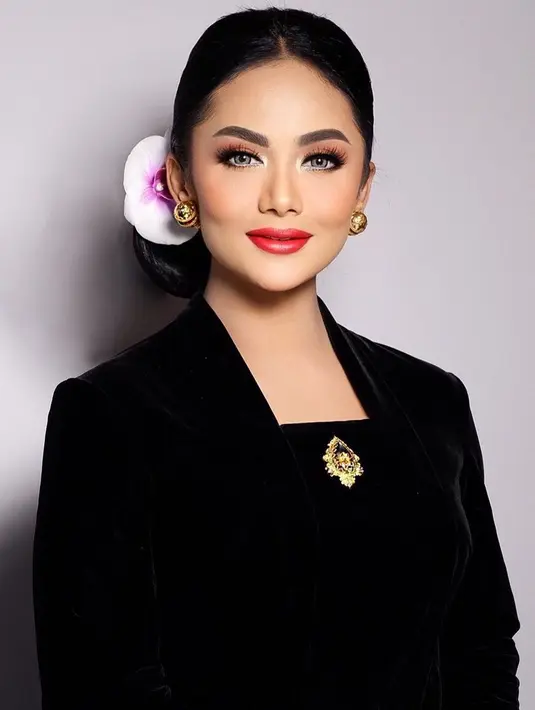 Penampilan Krisdayanti dengan kebaya kutu baru berwarna hitam ini pun tuai pujian dari netizen. Ia terlihat begitu elegan menggunakan kebaya lengkap dengan sanggul sederhana. (Liputan6.com/IG/@krisdayantilemos)