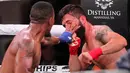 Reggie Barnett (kiri) beradu dengan Travis Thompson dalam pertandingan kelas 61 kg Bare Knuckle Fighting Championship di Cheyenne, 2 Juni 2018. Tinju tanpa sarung tangan kembali digelar setelah lebih dari seabad. (Jacob Byk/Wyoming Tribune Eagle via AP)