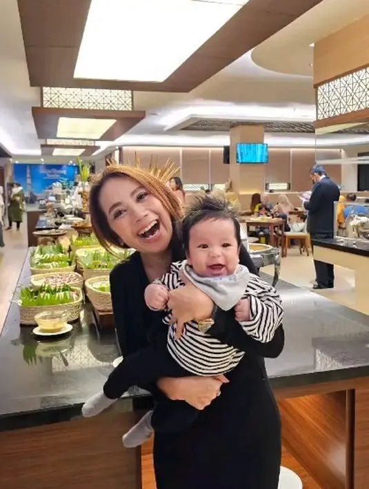 Selain artis-artis muda, banyak artis senior yang terlibat dalam sinetron yang tayang terakhir pada Minggu 08 Mei 2011 silam. Sekedar informasi, Cinta Fitri season 7 pindah tayang di Indosiar. Irene Librawati adalah artis senior yang berperan sebagai Lia. Hingga kini, Irene masih aktif syuting. Tahun ini, ia resmi menjadi nenek. [Instagram/mamiiren]