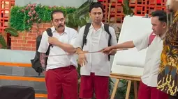 Pelantun “Kocok-kocok” dan “Masa Lalu” terbahak melihat Adam Suseno jadi anak SD. Mengenakan seragam SD, ayah Yusuf Ivander Damares beradu akting dengan Raffi Ahmad dan Ruben Onsu. Yang bikin ngakak, kumis Adam Suseno tetap bertengger di atas bibir. “Ya allah, anak SD kumisan wkwkwk. Dam daaam!” tulis Inul Daratista menyertai video yang diunggah pada 11 April 2022. (Foto: Dok. Instagram @inul.d)