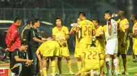 Para Pemain Sriwijaya FC serius mendengarkan instruksi pelatih Beni Dolo pada Laga Semifinal leg pertama Piala Presiden di Stadion Kanjuruhan, Malang, Sabtu (3/10/2015). Sriwijaya menahan imbang Arema 1-1. (Bola.com/Kevin Setiawan)