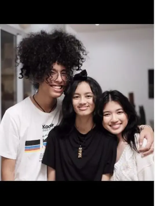 Atisha Prajna, juga ditemani sang kakak sambung, Keenan Avalokita saat merayakan ulang tahun ke-13. (Foto: Instagram/@deelestari)