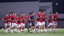 Para pemain Timnas Indonesia melakukan pemanasan dalam latihan perdana di Jakarta menjelang Putaran Ketiga Kualifikasi Piala Dunia 2026 melawan China yang berlangsung di Stadion Madya, Kompleks Stadion Utama Gelora Bung Karno (SUGBK), Senayan, Jakarta, Senin (02/06/2025). (Bola.com/Bagaskara Lazuardi)