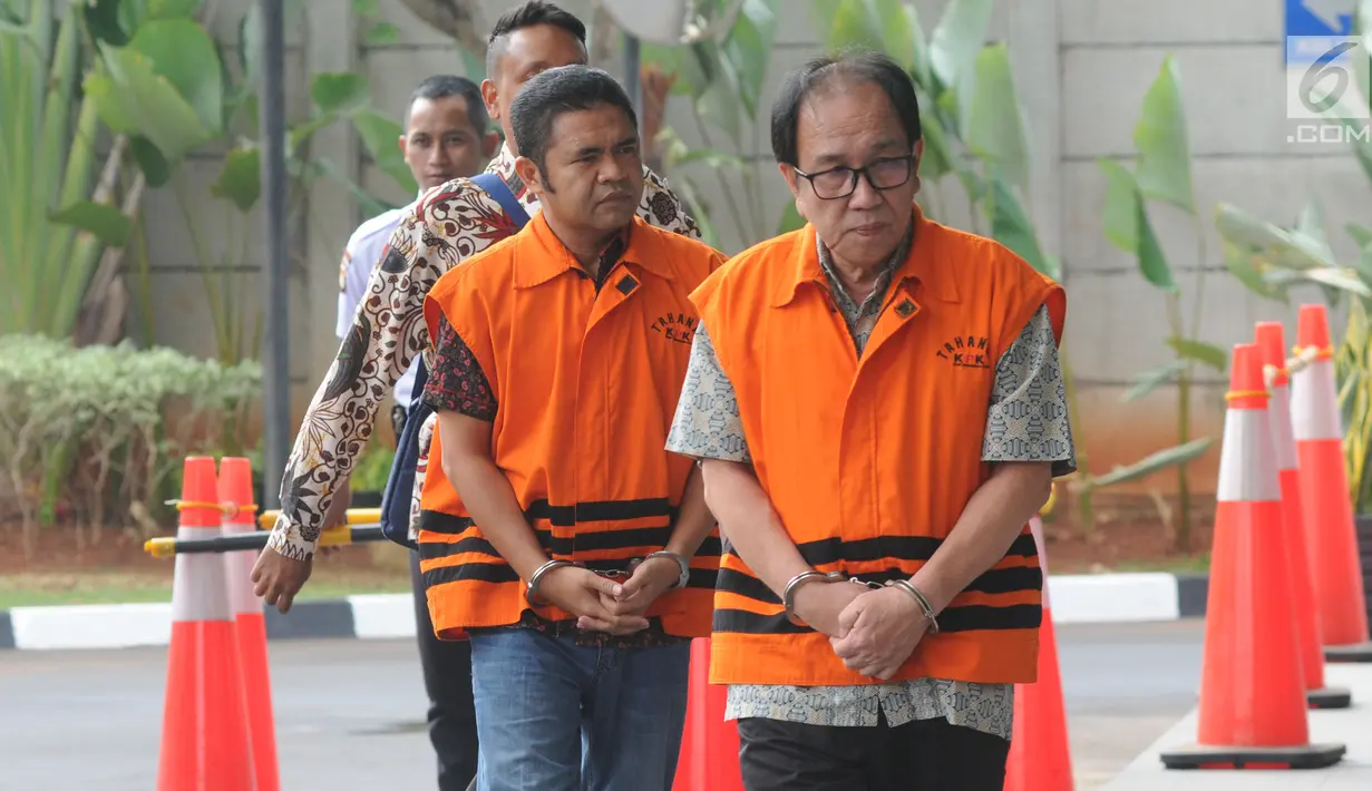 Dirut PT Sumber Swarnanusa Joe Fandy Yoesman (kanan) dan anggota DPRD Provinsi Jambi Muhammadiyah (kiri) akan menjalani pemeriksaan perdana pasca penahanan di Gedung KPK, Jakarta, Senin (5/8/2019). (merdeka.com/Dwi Narwoko)