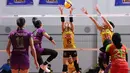 Pemain Gresik Phonska Plus, Shella Bernadetha mencoba menahan bola dari serangan pemain Jakarta Pertamina Enduro pada laga seri lima putaran kedua di GOR Candradimuka Padepokan Voli Jenderal Polisi Kunarto, Sentul Bogor, Minggu (22/2/2026) malam WIB. (Bola.com/Abdul Aziz)