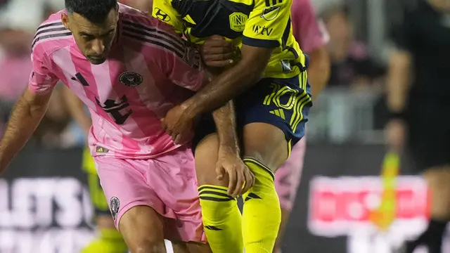 Sergio Busquets diganggu Hany Mukhtar di laga Inter Miami vs Nashville di laga pertama ronde pertama babak playoff MLS Eastern Conference di Chase Stadium, Sabtu (25/10/2025). (AP Photo/Marta Lavandier)