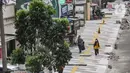 Pejalan kaki saat melintasi trotoar yang tengah direvitalisasi di Jalan Margonda Raya, Depok, Jawa Barat, Minggu (4/12/2022). Penataan trotoar di Jalan Raya Margonda, Depok, mengusung konsep instagramable. Konsep tersebut sebagai upaya meningkatkan minat masyarakat untuk berjalan kaki.(merdeka.com/Iqbal S Nugroho)