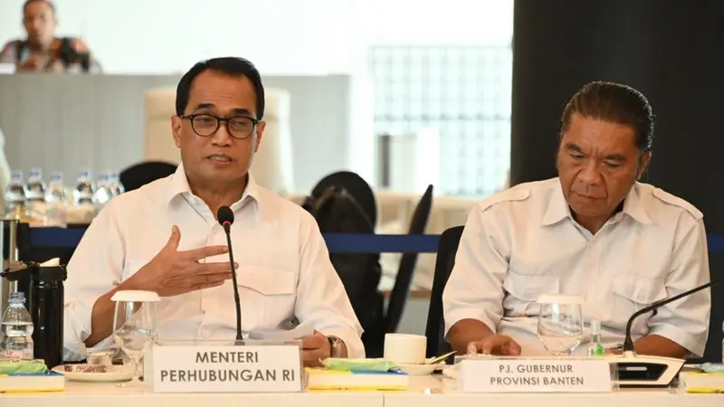 Menteri Perhubungan Budi Karya Sumadi, menggelar rapat koordinasi membahas upaya antisipasi kepadatan di Pelabuhan Penyeberangan Merak, Banten, di masa mudik lebaran tahun ini.