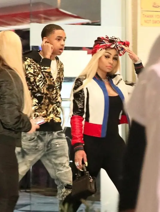 Mantan Rob Kardashian tersebut mengencani YBN Almighty Jay yang berusia satu dekade lebih muda darinya.(DailyMail)