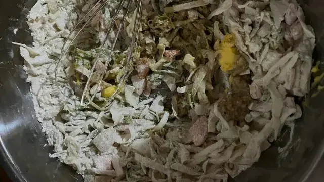 Buat bakwan sayur renyah dan minim minyak dengan resep mudah ini. Cita rasa yang menggugah selera menanti.