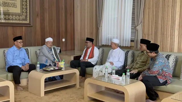 Calon Gubernur (Cagub) Jakarta nomor urut 1 Ridwan Kamil (RK) bertemu Pimpinan Pondok Pesantren atau Ponpes Daarul Rahman KH Syukron Makmun.