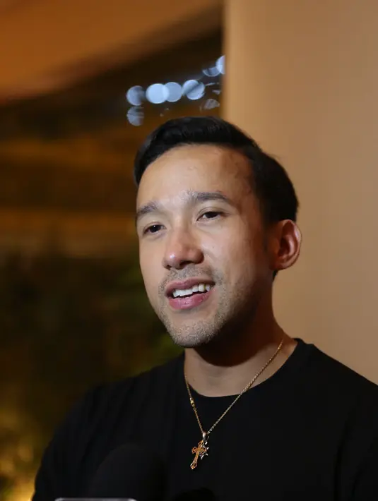 “Mungkin mimpi yang enggak kesampean, dari kecil mimpi jadi seorang TNI, namun diberikan kesempatan sama Tuhan untuk mewakili mereka dalam seni peran," tambahnya. (Nurwahyunan/Bintang.com)