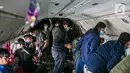 Suasana saat sejumlah awak media memantau proses pencarian pesawat Sriwijaya Air SJ 182 dari pesawat CN 295 milik TNI AU di perairan Kepulauan Seribu, Jakarta, Minggu (10/1/2021). TNI AU menargetkan proses pencarian Sriwijaya Air SJ 182 maksimal selama tujuh hari. (Liputan6.com/Faizal Fanani)