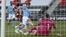 Kiper Southampton,  Alex McCarthy, berusaha menghalau tendangan pemain Manchester City, David Silva, pada laga Premier League di Stadion St. Mary's, Minggu (5/7/2020). Manchester City takluk 0-1 dari Southampton. (AP Photo/Frank Augstein,Pool)