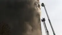 Gedung Pencakar Langit Iran Terbakar dan Runtuh, 38 Orang Luka